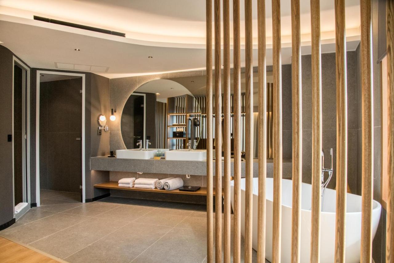 Dazzling Suite Outdoor Hot Tub