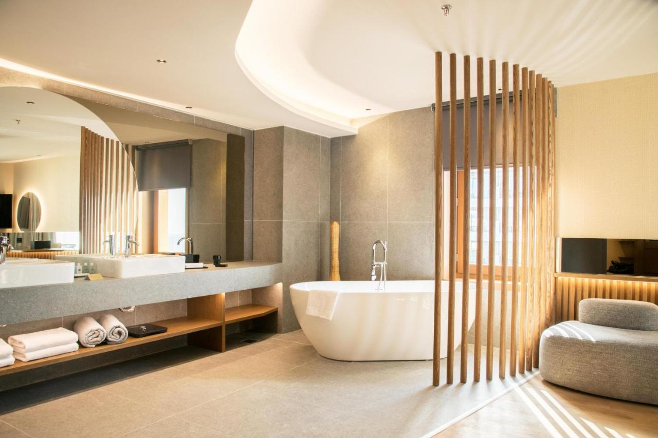 Dazzling Suite Outdoor Hot Tub