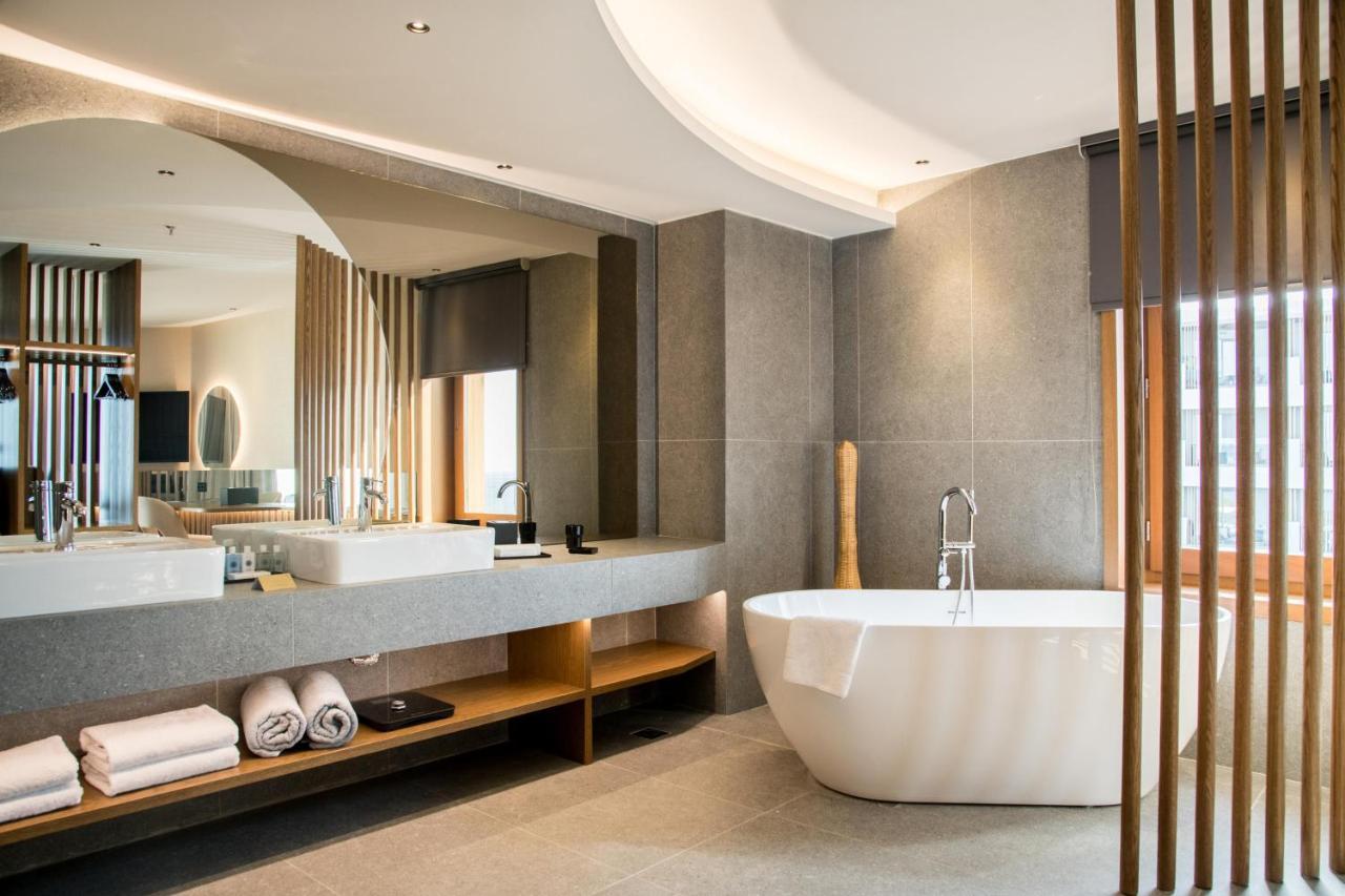 Dazzling Suite Outdoor Hot Tub